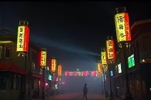 《白噪音公寓》封面，公寓走廊尽头一扇半开的门透出白光