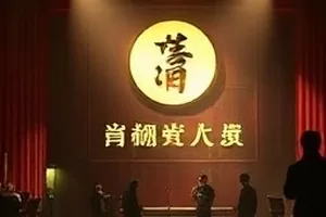 《空镜之城》封面，空荡天桥与远处正在亮起的高楼窗格